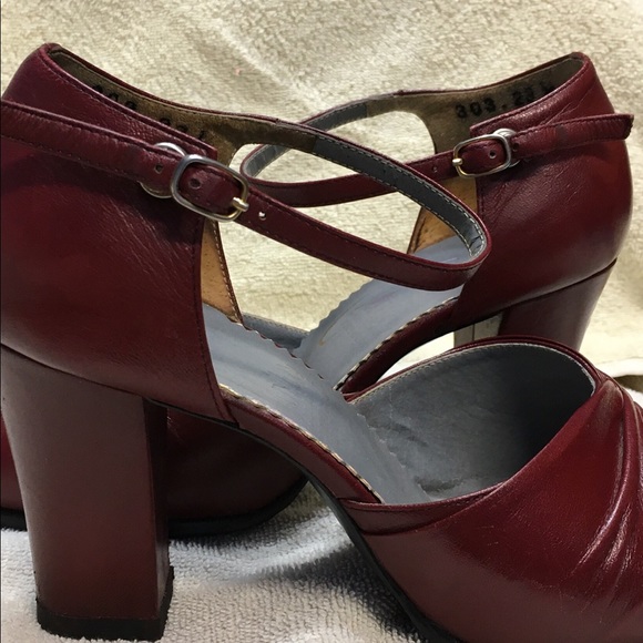Restored: Vintage 70s Leather Heels - Picture 7 of 9